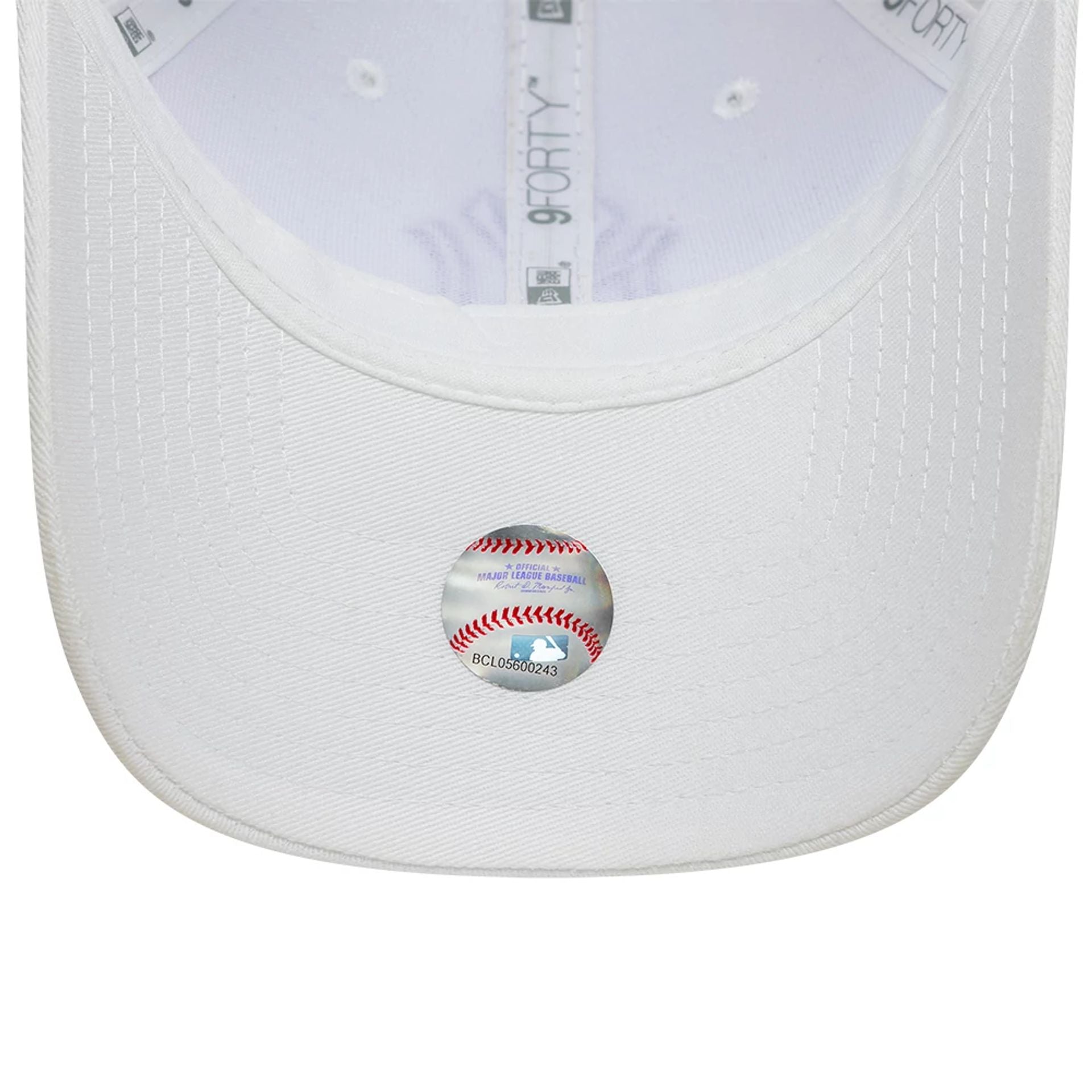 New York Yankees Womens MLB League Essential White 9FORTY Adjustable Cap