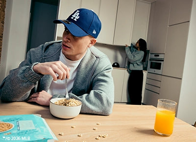 Minimalist Style – Shop the Beige Yankees Cap by New Era Close-up of a person holding a beige New York Yankees cap by New Era – casual streetwear style