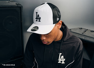 Minimalist Style – Shop the Beige Yankees Cap by New Era Close-up of a person holding a beige New York Yankees cap by New Era – casual streetwear style
