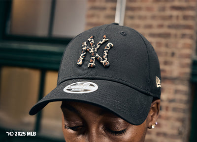White New York Yankees cap by New Era placed on a wooden bench – features black NY logo and official 9Forty sticker