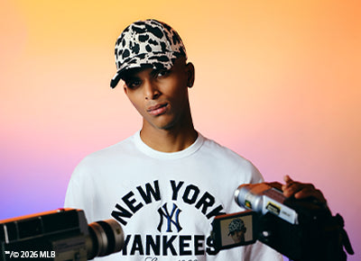 Close-up of a person holding a beige New York Yankees cap by New Era – casual streetwear style