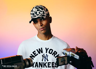 Close-up of a person holding a beige New York Yankees cap by New Era – casual streetwear style