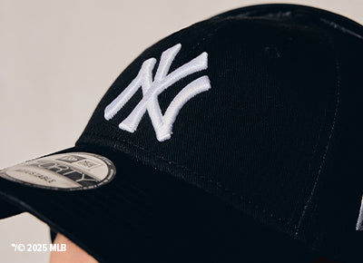 Close-up of a person holding a beige New York Yankees cap by New Era – casual streetwear style